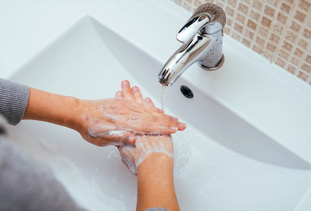 Rửa sạch tay sau khi đi vệ sinh